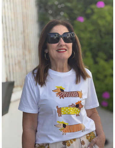 Camiseta blanca con dibujo de perritos salchicha