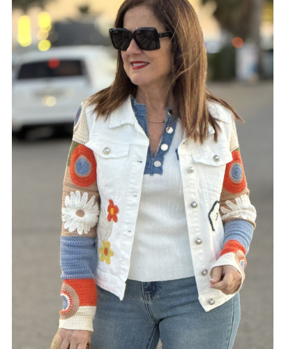 Cazadora vaquera blanca con mangas de punto y apliques...