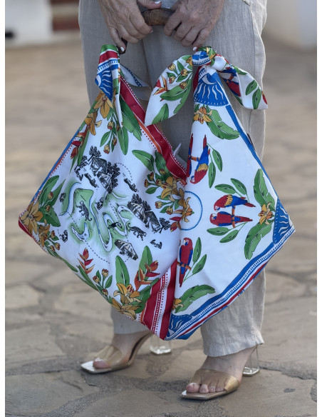 Bolso pañuelo con estampado tropical y asa de madera