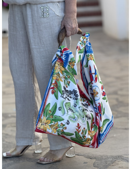 Bolso pañuelo con estampado tropical y asa de madera