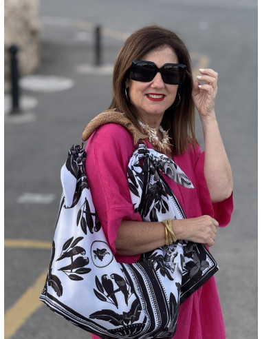 Bolso pañuelo blanco y negro con asa de madera