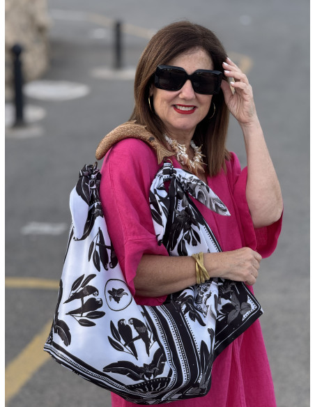 Bolso pañuelo blanco y negro con asa de madera