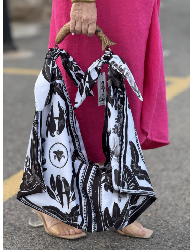 Bolso pañuelo blanco y negro con asa de madera