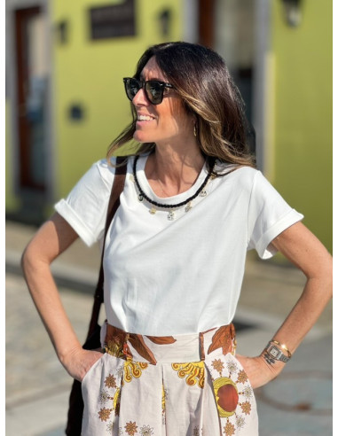 Camiseta blanca de manga corta con abalorios en...