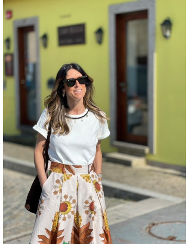 Camiseta blanca de manga corta con abalorios en...