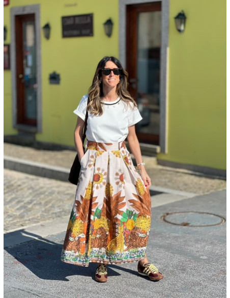 Camiseta blanca de manga corta con abalorios en el cuello