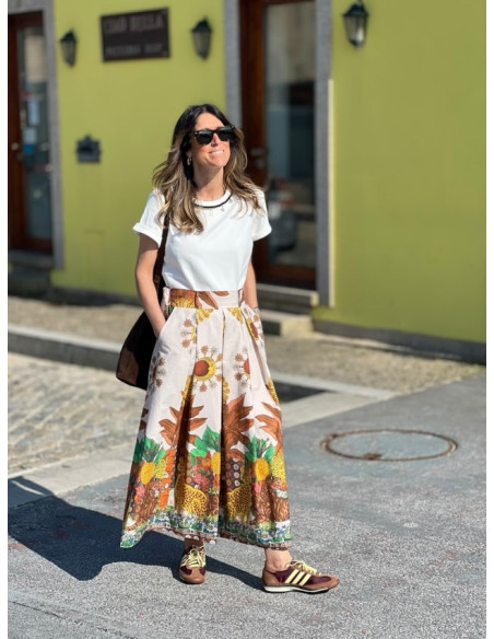 Camiseta blanca de manga corta con abalorios en el cuello