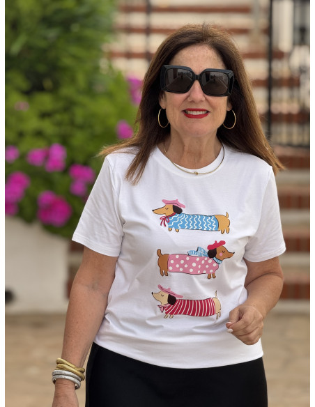 Camiseta blanca con dibujo de perritos salchicha rosa