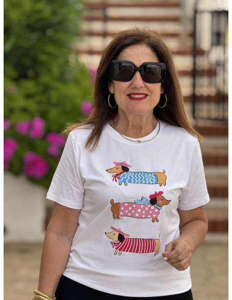 Camiseta blanca con dibujo de perritos salchicha rosa