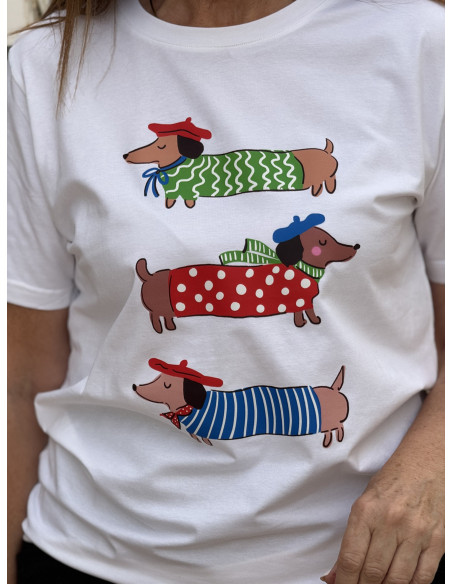 Camiseta blanca con dibujo de perritos salchicha rojo
