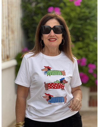 Camiseta blanca con dibujo de perritos...