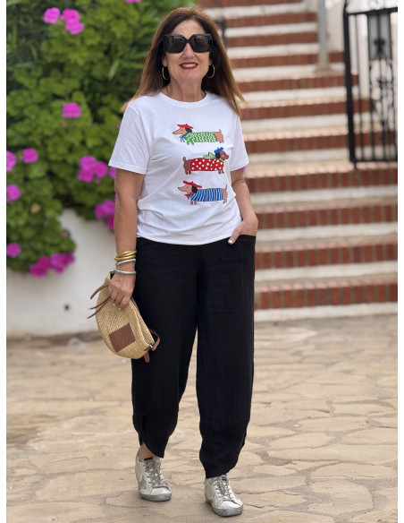 Camiseta blanca con dibujo de perritos salchicha rojo