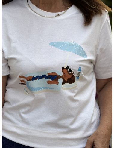 Camiseta blanca con perro salchicha en azul klein
