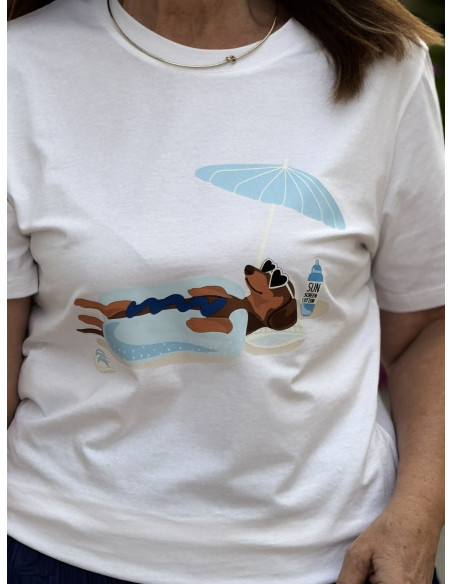 Camiseta blanca con perro salchicha en azul klein