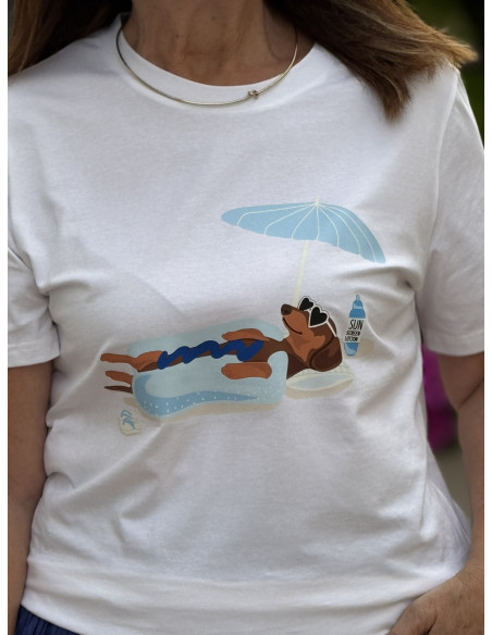 Camiseta blanca con perro salchicha en azul klein