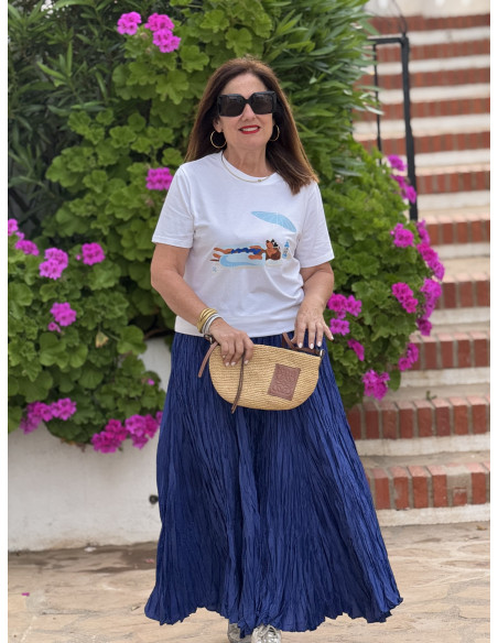 Camiseta blanca con perro salchicha en azul klein
