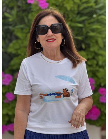 Camiseta blanca con perro salchicha en azul klein