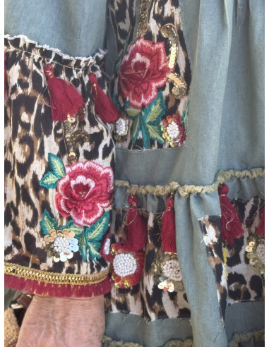 Vestido corto  con animal print, bordados y...