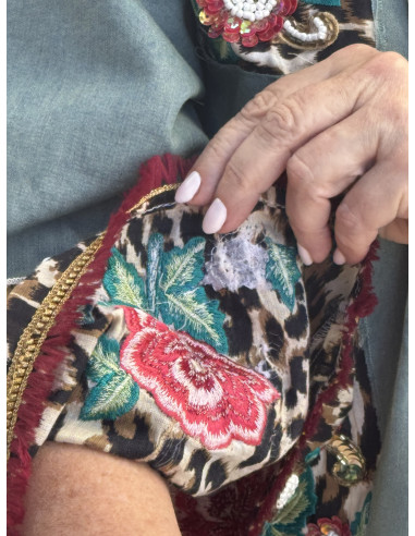 Vestido corto  con animal print, bordados y...