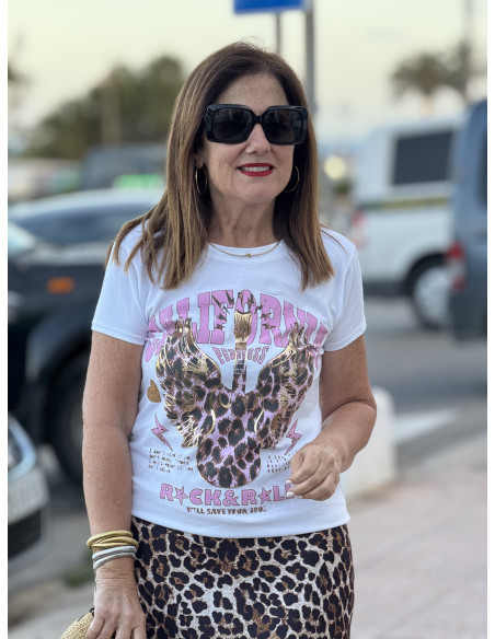 Camiseta blanca CALIFORNIA con alas en animal print y detalles dorados