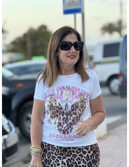 Camiseta blanca CALIFORNIA con alas en animal print y detalles dorados