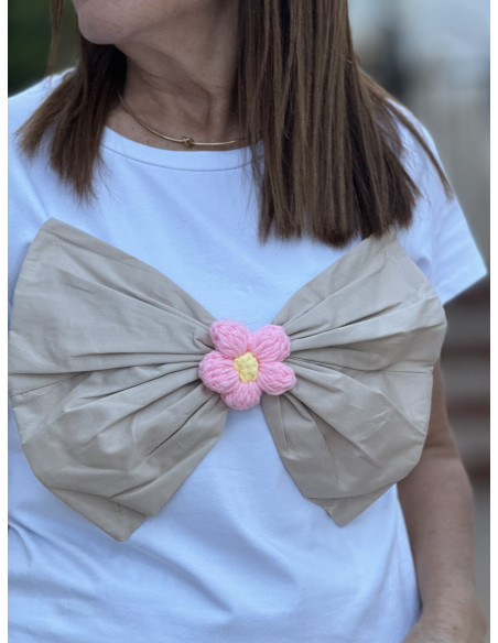 🎀 Camiseta Manga Corta Blanco con Lazo Camel y Flor Rosa 🌹