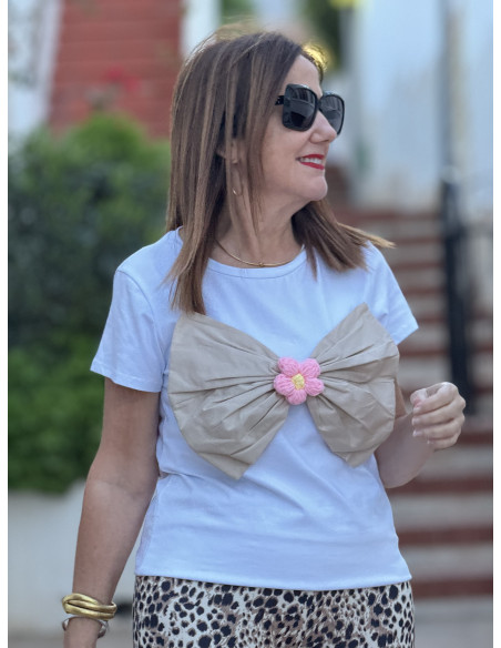 🎀 Camiseta Manga Corta Blanco con Lazo Camel y Flor Rosa 🌹