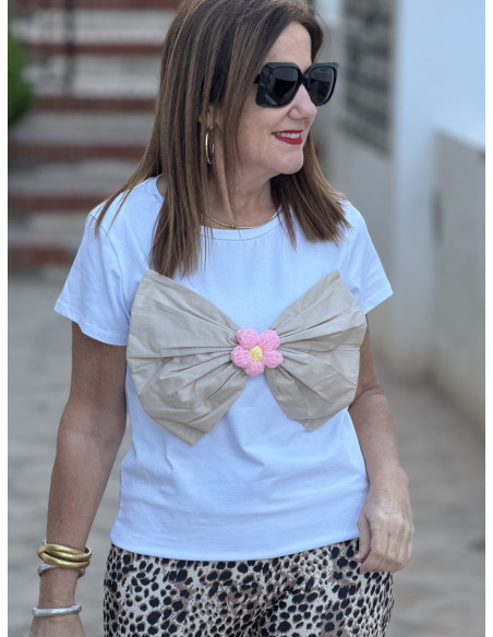 🎀 Camiseta Manga Corta Blanco con Lazo Camel y Flor Rosa 🌹