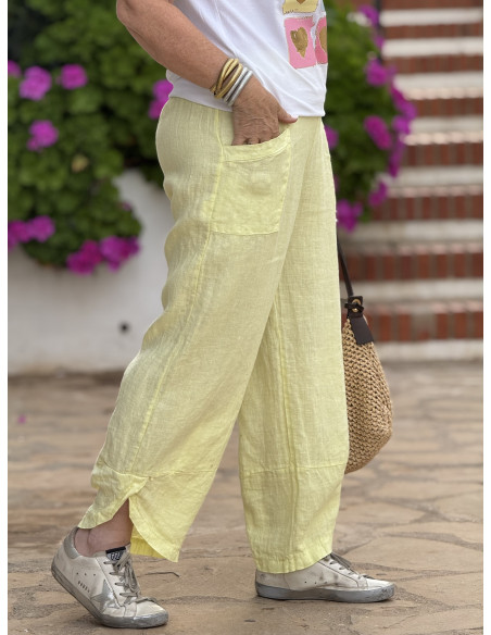 Pantalón de lino amarillo con cintura elástica y bajo asimétrico