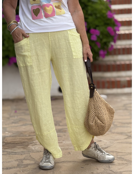 Pantalón de lino amarillo con cintura elástica y bajo asimétrico