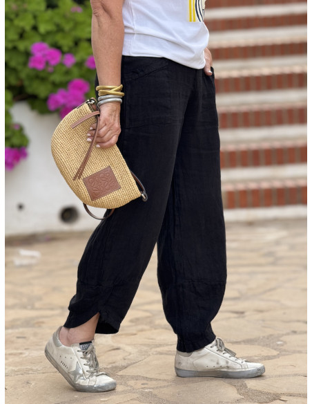 Pantalón de lino negro con cintura elástica y bajo asimétrico