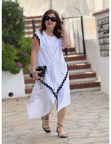 Vestido blanco asimétrico con piculina negra