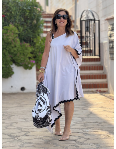 Vestido crudo con piculina y corte asimétrico