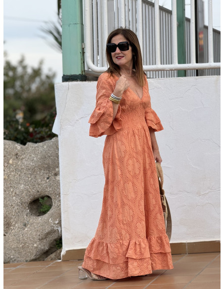 Vestido Largo en Bordado Inglés Melocotón con Escote de Pico