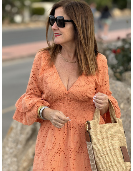 Vestido Largo en Bordado Inglés Melocotón con Escote de Pico