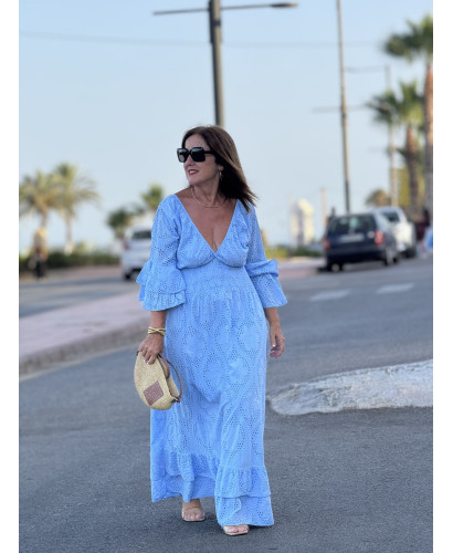Vestido Largo en Bordado Inglés celeste con Escote de Pico