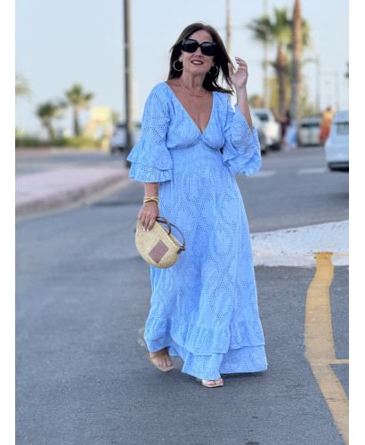 Vestido Largo en Bordado Inglés celeste con Escote de Pico 2