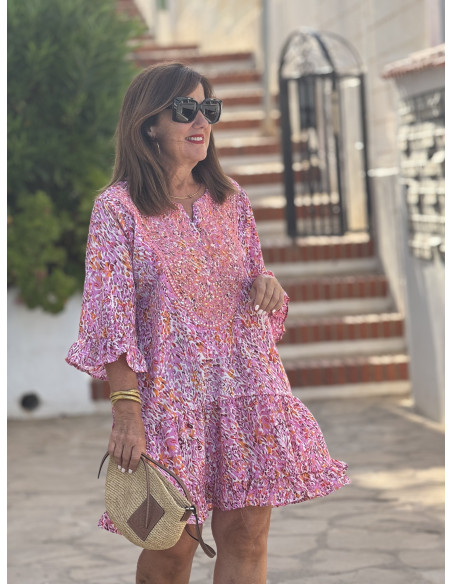 Vestido corto estampado rosa con pecherín bordado