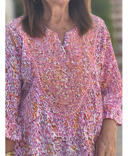 Vestido corto estampado rosa con pecherín bordado 2