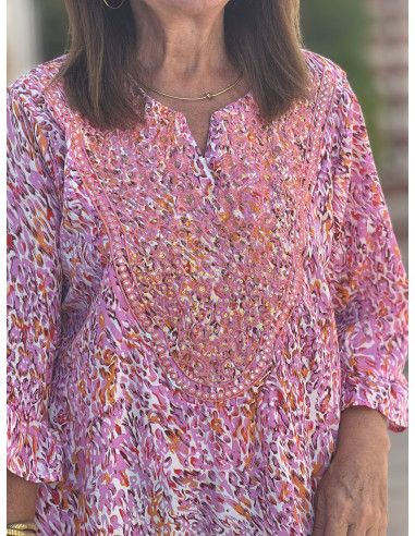 Vestido corto estampado rosa con pecherín bordado
