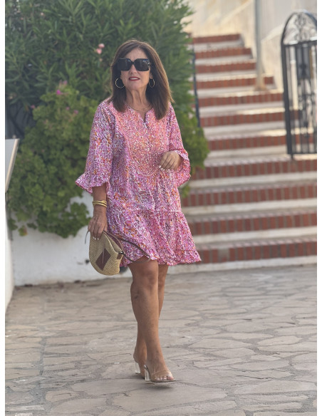 Vestido corto estampado rosa con pecherín bordado
