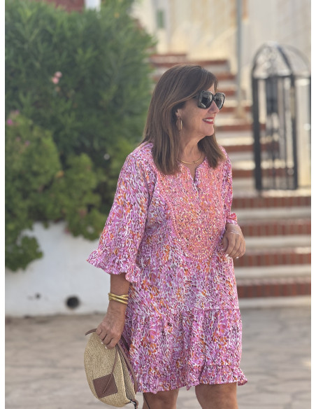 Vestido corto estampado rosa con pecherín bordado