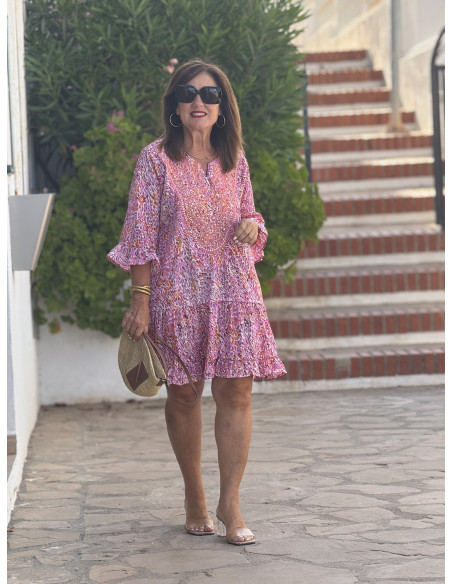 Vestido corto estampado rosa con pecherín bordado