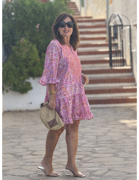 Vestido corto estampado rosa con pecherín bordado