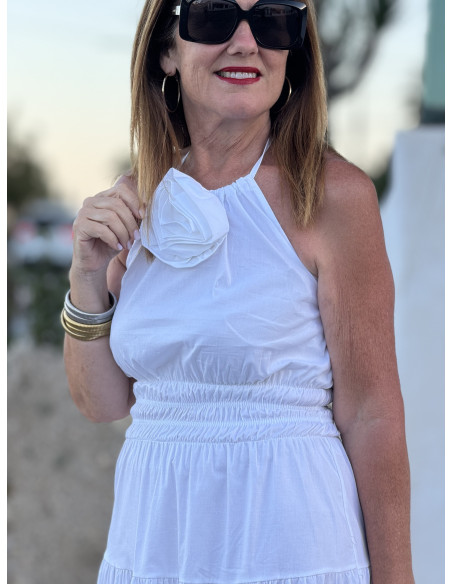 Vestido Blanco Anudado al Cuello con Flor en Relieve