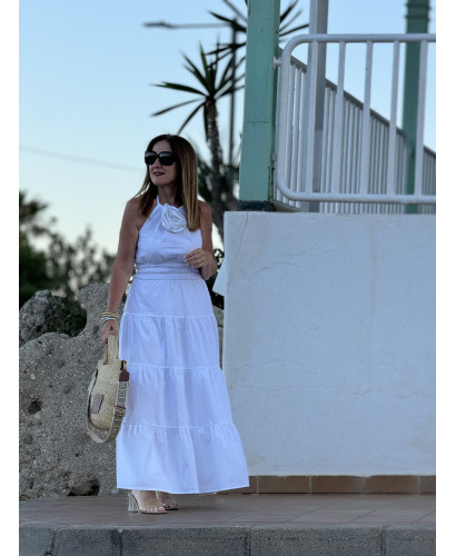Vestido Blanco Anudado al Cuello con Flor en Relieve 2