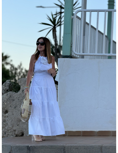 Vestido Blanco Anudado al Cuello con Flor en Relieve