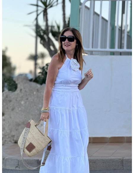 Vestido Blanco Anudado al Cuello con Flor en Relieve