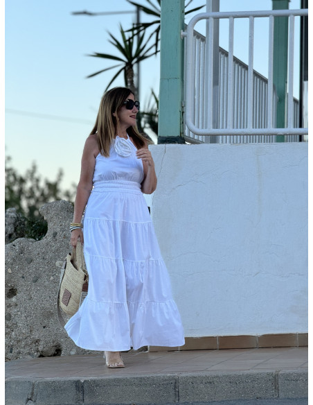 Vestido Blanco Anudado al Cuello con Flor en Relieve