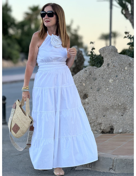 Vestido Blanco Anudado al Cuello con Flor en Relieve